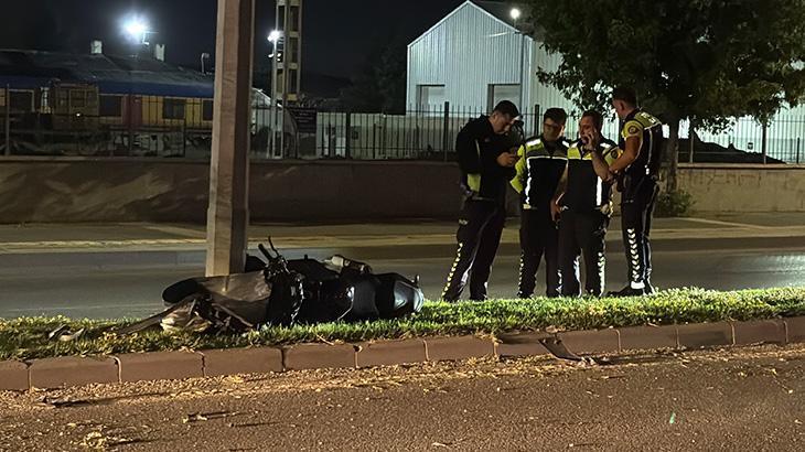 Sivas’ta motosiklet aydınlatma direğine çarptı: 2 yaralı