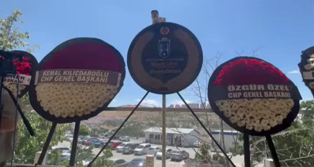 Olcay Baykal’ın cenaze töreninde dikkat çeken iki çelenk Img